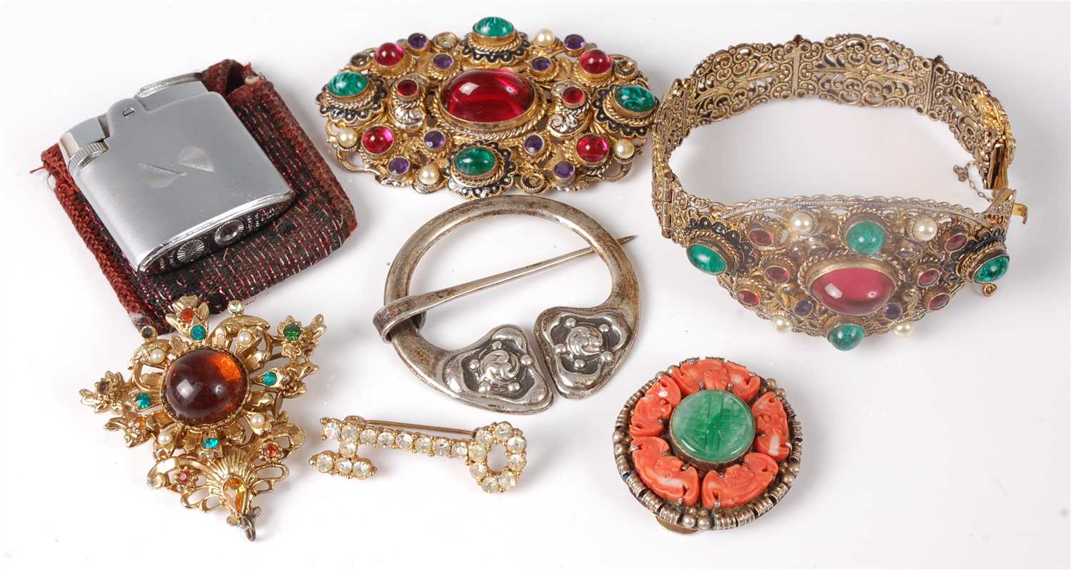 Lot 314 - Assorted costume jewellery, to include paste...