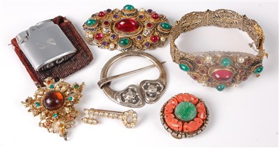 Lot 314 - Assorted costume jewellery, to include paste...