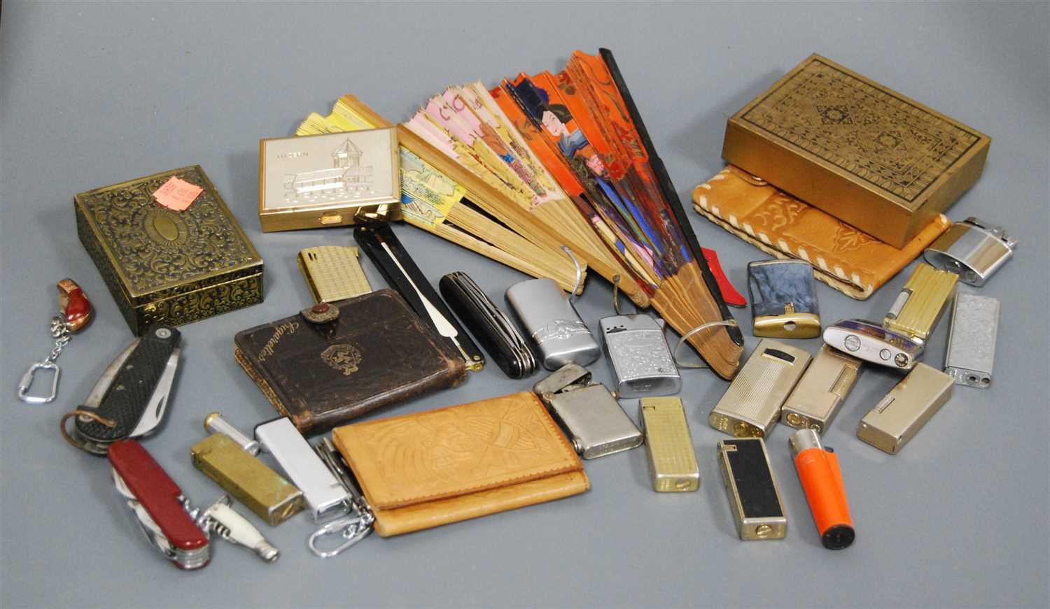 Lot 266 - A collection of miscellaneous items to include...
