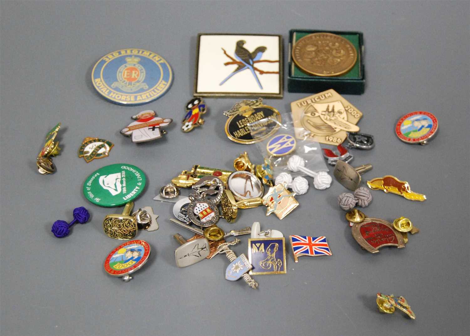 Lot 268 - A small collection of miscellaneous items to...