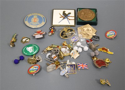 Lot 268 - A small collection of miscellaneous items to...