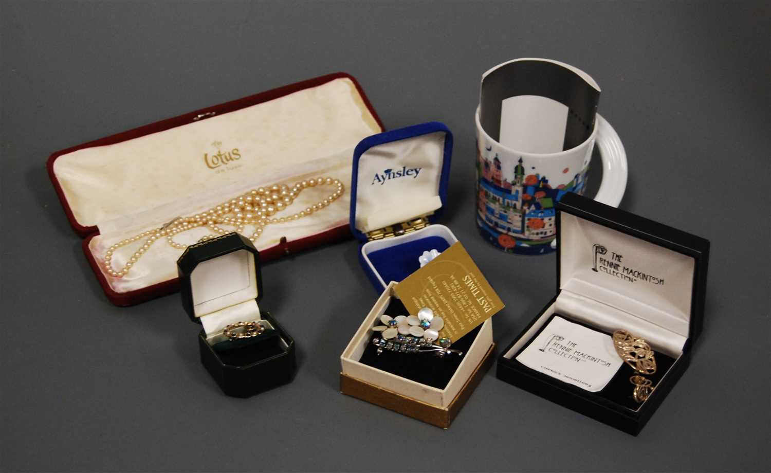 Lot 279 - A small collection of miscellaneous items to...