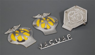 Lot 285 - Three chrome AA car badges together with one...