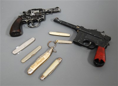 Lot 294 - A small collection of miscellaneous items to...