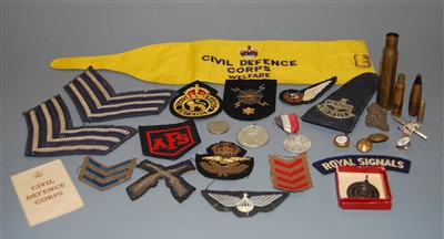 Lot 298 - A collection of miscellaneous militaria to...