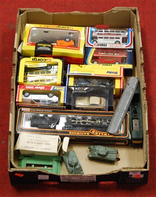 Lot 381 - A collection of boxed modern issue diecast toy...