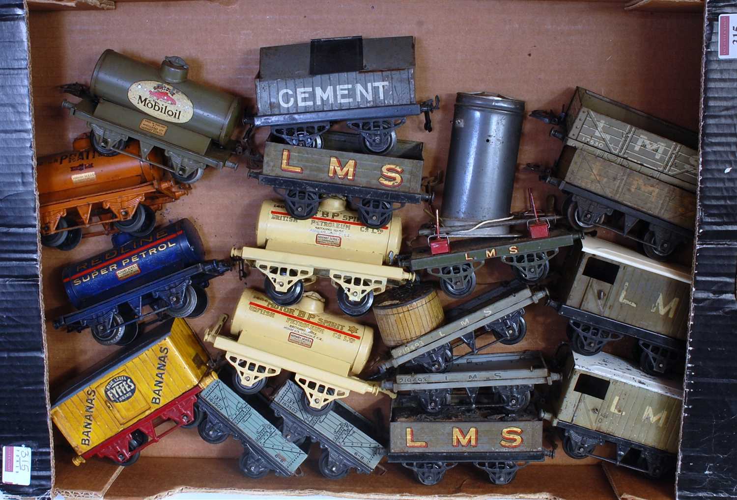 Lot 315 - Large tray containing 18 Hornby pre-war wagons...