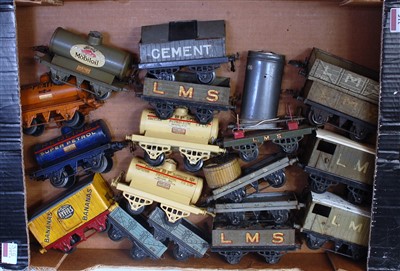 Lot 315 - Large tray containing 18 Hornby pre-war wagons...