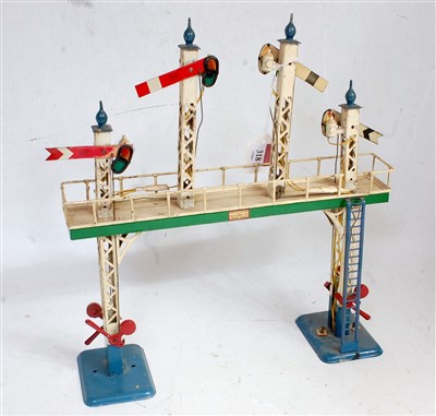 Lot 318 - Hornby 1935/36 No. 2 signal gantry with green...