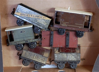 Lot 379 - Small tray containing 8 various wagons...