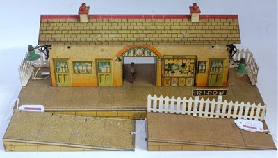 Lot 439 - Hornby 1937/39 No. 4E Ripon station with...