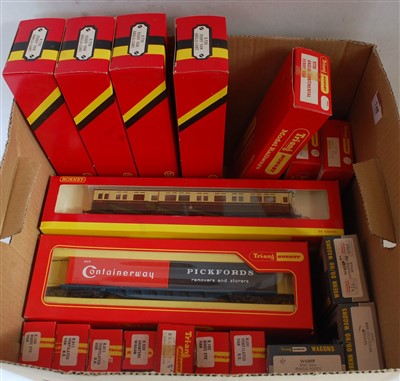 Lot 748 - Box containing various Triang and Hornby items...