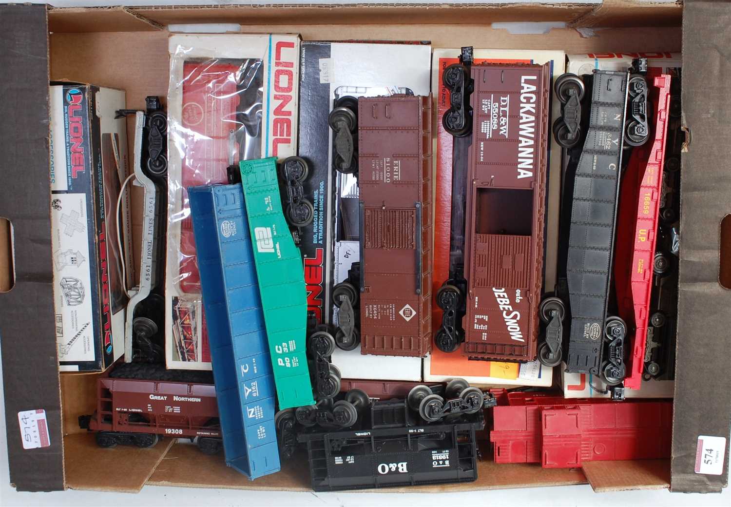 Lot 574 - Sixteen Lionel goods wagons, mix of box cars,...