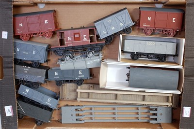 Lot 497 - Large tray of 14 mainly kit built wagons,...