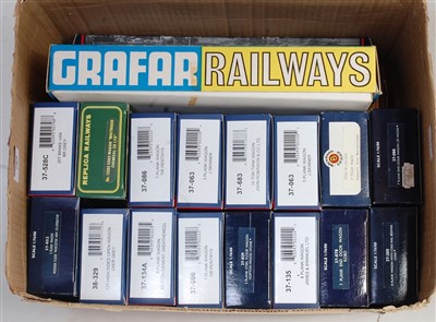 Lot 785 - 21 Bachmann wagons including 33-026 and 33-526...