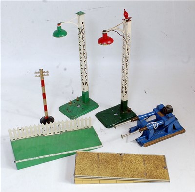 Lot 512 - A small tray of Hornby prewar accessories...