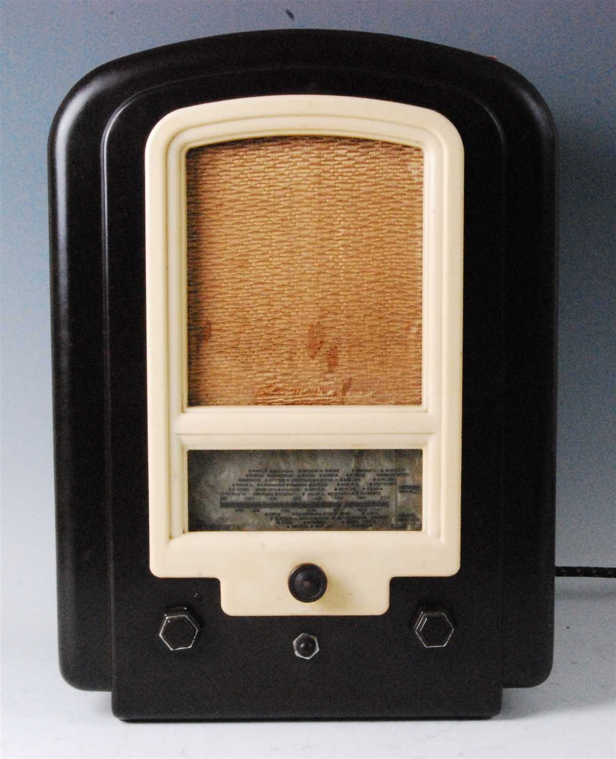 Lot 641 - A Ferranti "Nova" brown bakelite cased radio