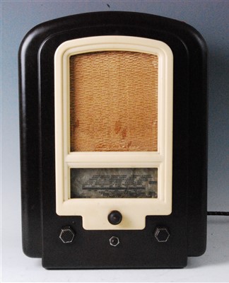 Lot 641 - A Ferranti "Nova" brown bakelite cased radio