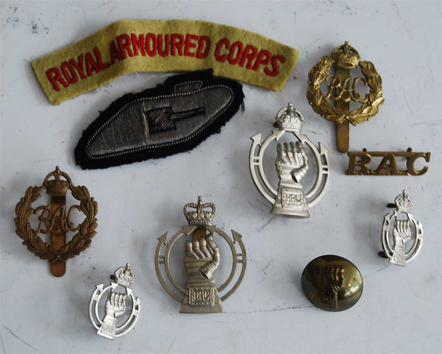 Lot 234 - A collection of Royal Armoured Corps cap...
