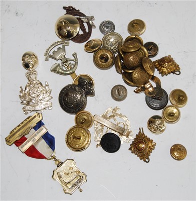 Lot 250 - A collection of assorted cap badges, buttons...