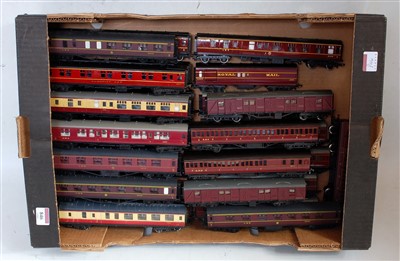 Lot 846 - Tray containing 27 coaches, some repainted,...