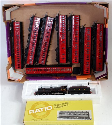 Lot 861 - Tray containing Mainline LMS black class 2P...