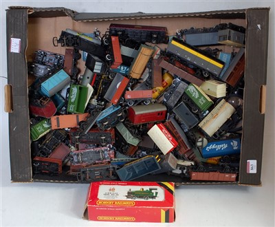 Lot 863 - Tray containing approx 50 goods wagons some...