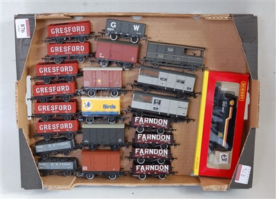 Lot 876 - Tray containing 22 goods wagons including 6...