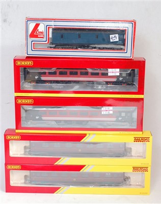 Lot 880 - Mixed lot of Hornby corridor coaches, boxed 2x...