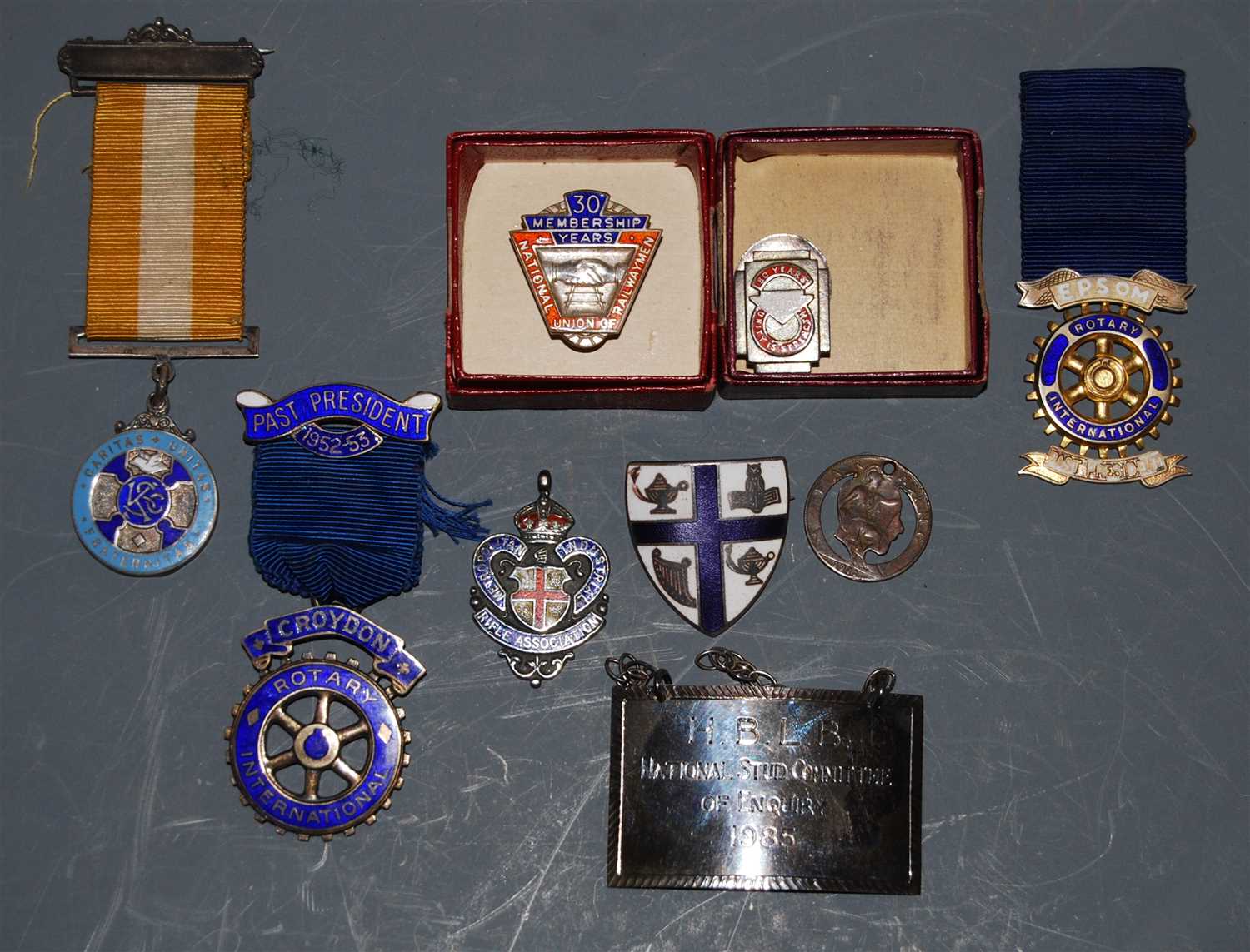 Lot 262 - A small collection of assorted lapel badges...