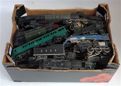 Lot 897 - Tray containing quantity of locomotive and...