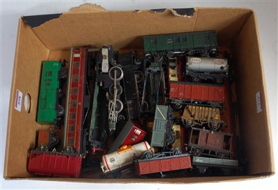 Lot 898 - A small tray containing Hornby Dublo...