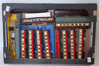 Lot 893 - Tray containing Hornby Dublo TPO set, 8...