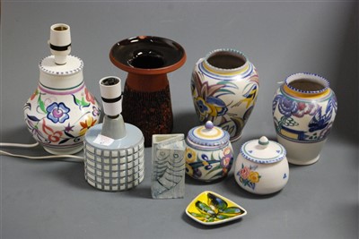 Lot 41 - A box of miscellaneous Poole pottery to...