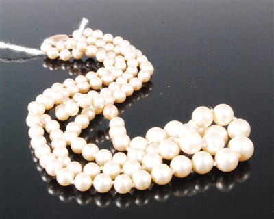 Lot 401 - A simulated and graduated pearl double string...