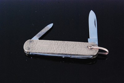 Lot 408 - A two blade pocket knife in textured 9ct gold...