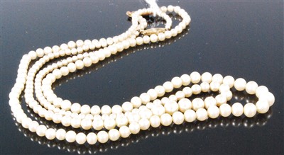 Lot 414 - A cultured and graduated pearl single string...