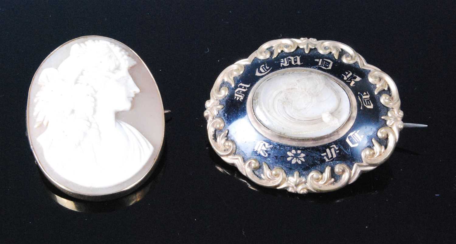 Lot 422 - A carved shell cameo brooch depicting profile...