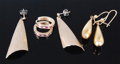 Lot 428 - A pair of 9ct gold hollow drop ear pendants...