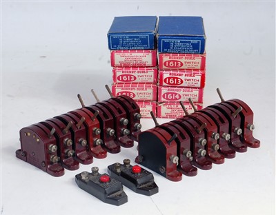 Lot 798 - Hornby Dublo switches: 24 red for points and...