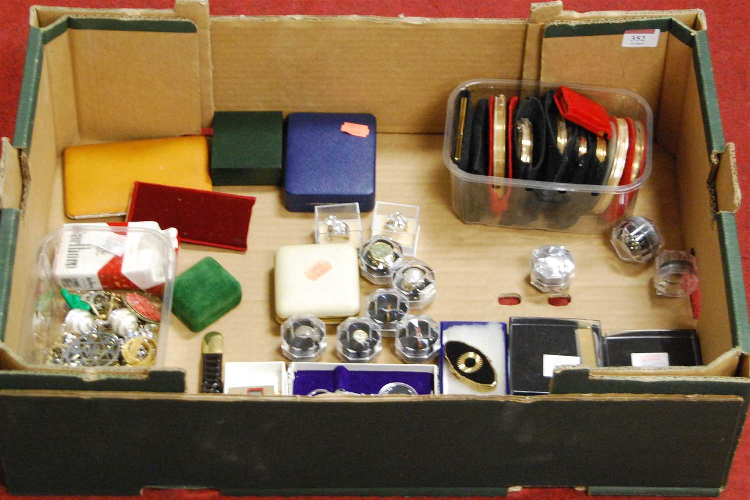Lot 352 - A box of miscellaneous items to include a...