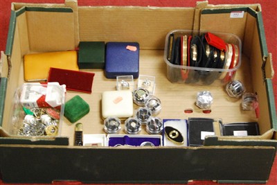 Lot 352 - A box of miscellaneous items to include a...