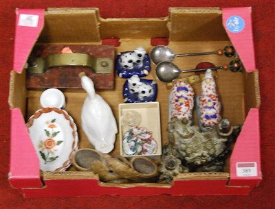 Lot 389 - A box of miscellaneous items to include a set...