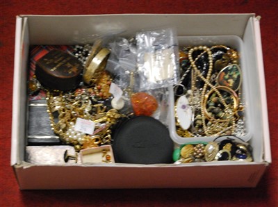 Lot 394 - A box of miscellaneous costume jewellery to...