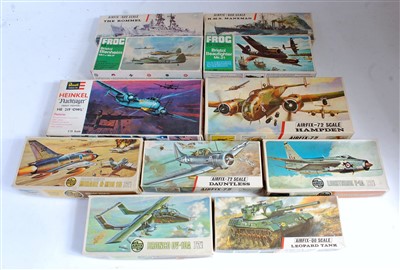 Lot 1518 - 11 various boxed Airfix Frog and Revell mixed...