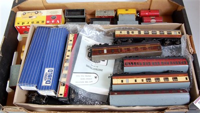 Lot 802 - Hornby-Dublo 3-rail loco and rolling stock:...