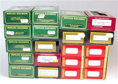 Lot 929 - Tray containing 8x Replica Railways, 6x Dapol...