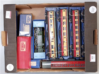 Lot 953 - Small tray containing loco, coaches and wagons:...