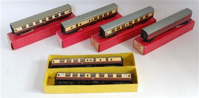 Lot 970 - Ten Hornby Dublo S/D coaches: 4083 suburban...