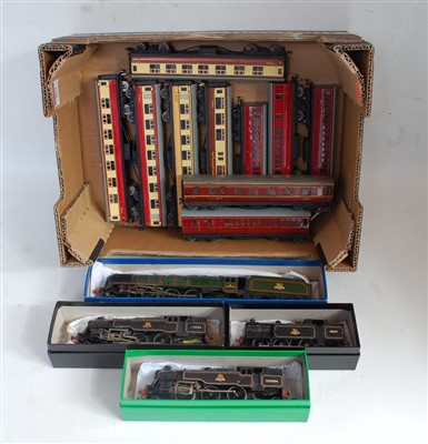 Lot 804 - 4 Hornby Dublo 3-rail locos and ten assorted...